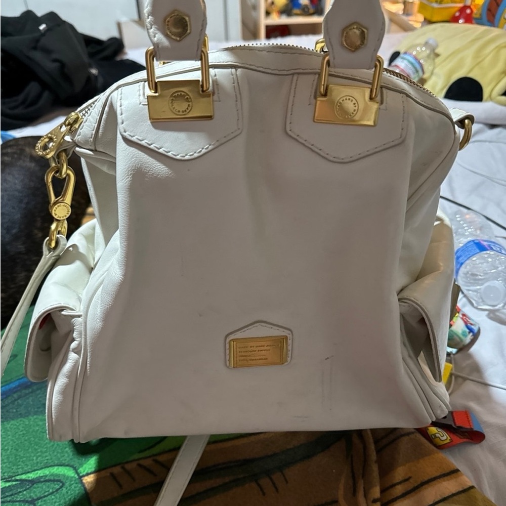 Marc Jacob’s Elegant White Designer Handbag